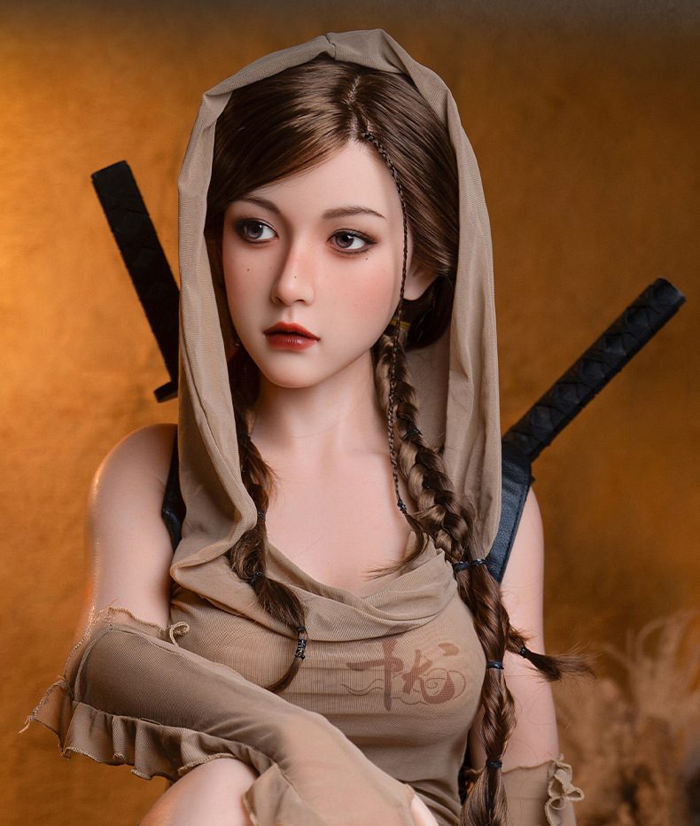 Búp bê Assasin Girl 1m58 TPE đầu silicone cấy tóc siêu thực Búp bê Assasin Girl 1m58 TPE đầu silicone cấy tóc siêu thực